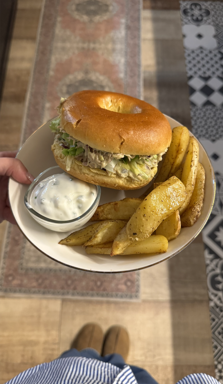 Bagel au Thon et Avocat avec Potatoes Maison : Un Délice Simple et Familial !