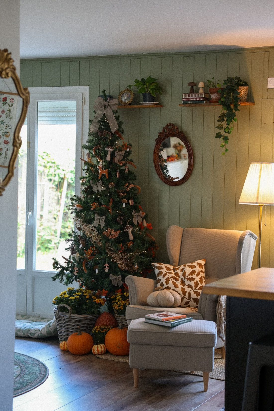Salon cottage décoré aux couleurs de la saison